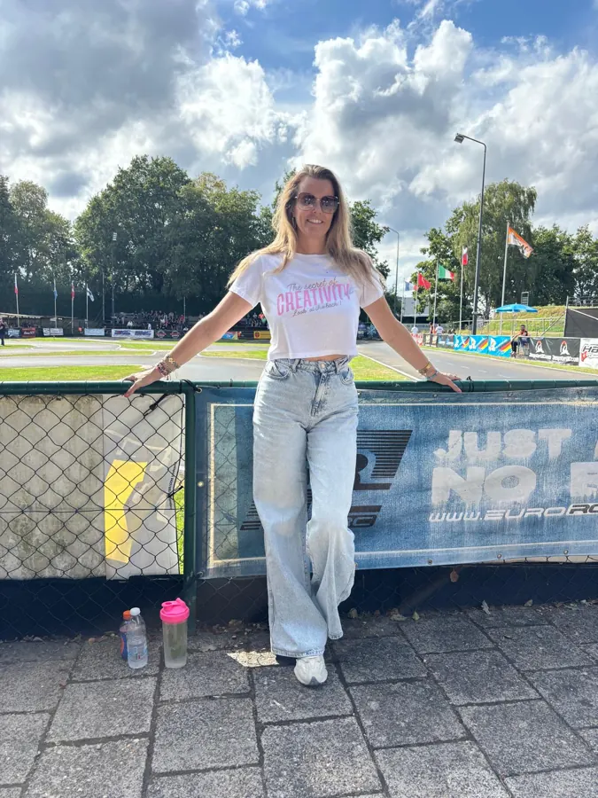 Bij het circuit in een custom crop top