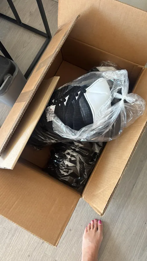 Doos vol bedrukte petten klaar voor verzending