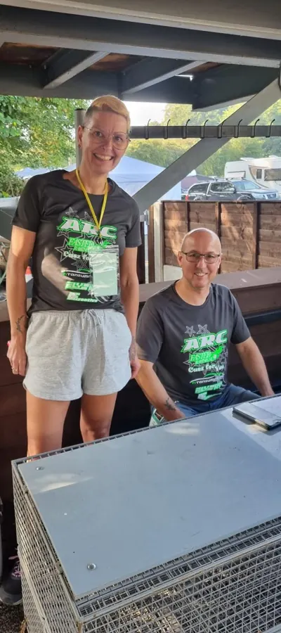 Duo in grijze ARC-teamshirts