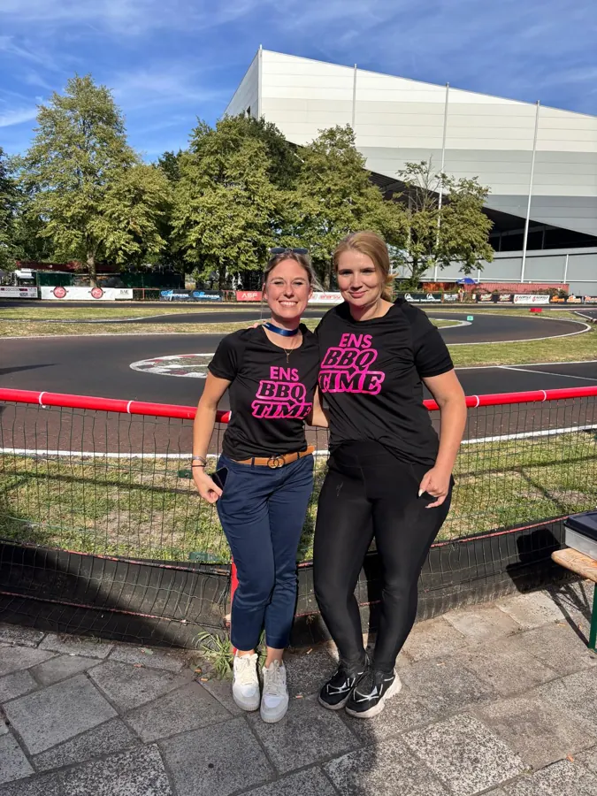 Twee vrouwen in bijpassende shirts bij het circuit