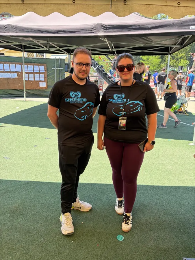Duo in zwarte shirts met blauw logo