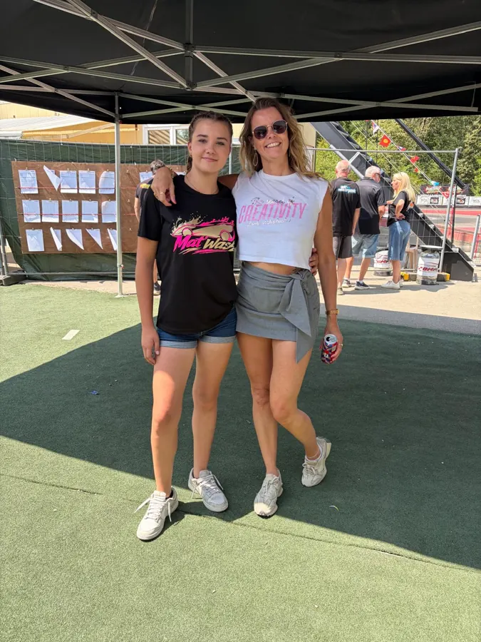 Twee vrouwen in bijpassende custom shirts