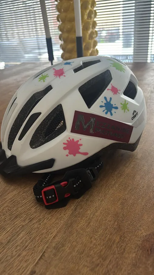 Fietshelm met verfspatten en naam