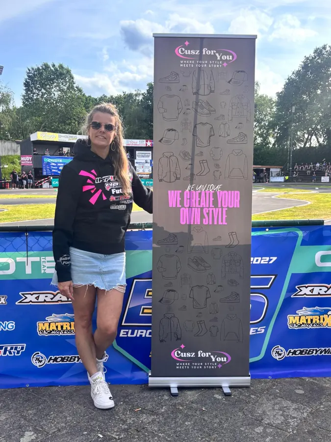 Zwarte hoodie bij de roll-up op het circuit