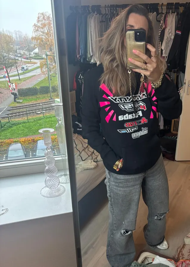 Zwarte hoodie met roze sponsorlogo's