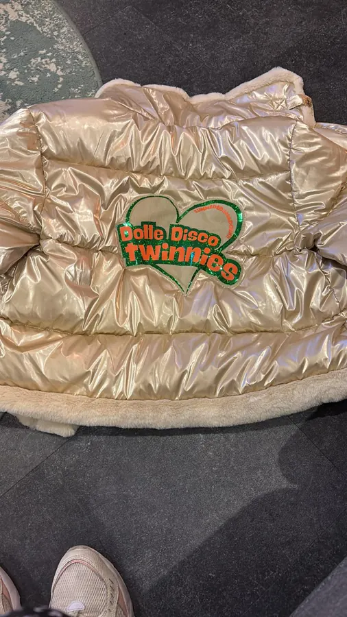 Glanzende jas met Dolle Disco Twinnies-opdruk