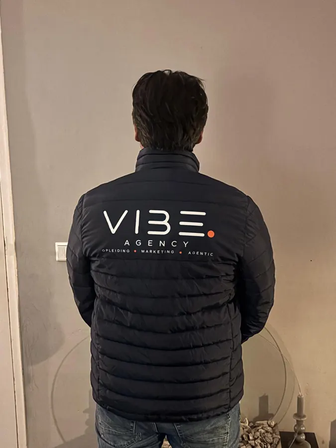 Gewatteerde jas met groot logo op de rug