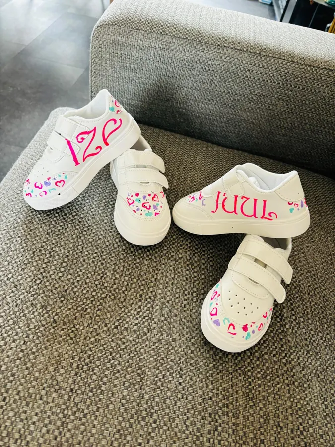 Witte kinderschoenen met de namen Iza en Juul