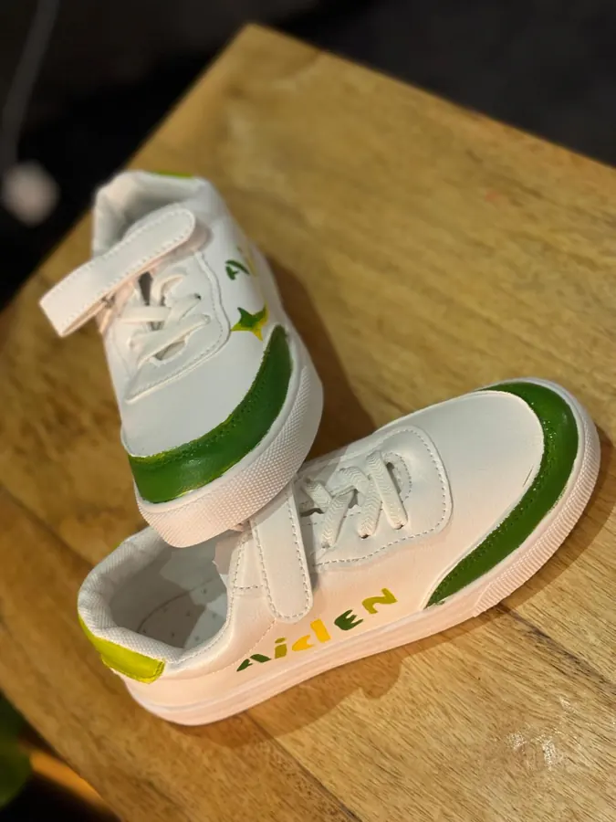 Kindersneakers met groene accenten en naam