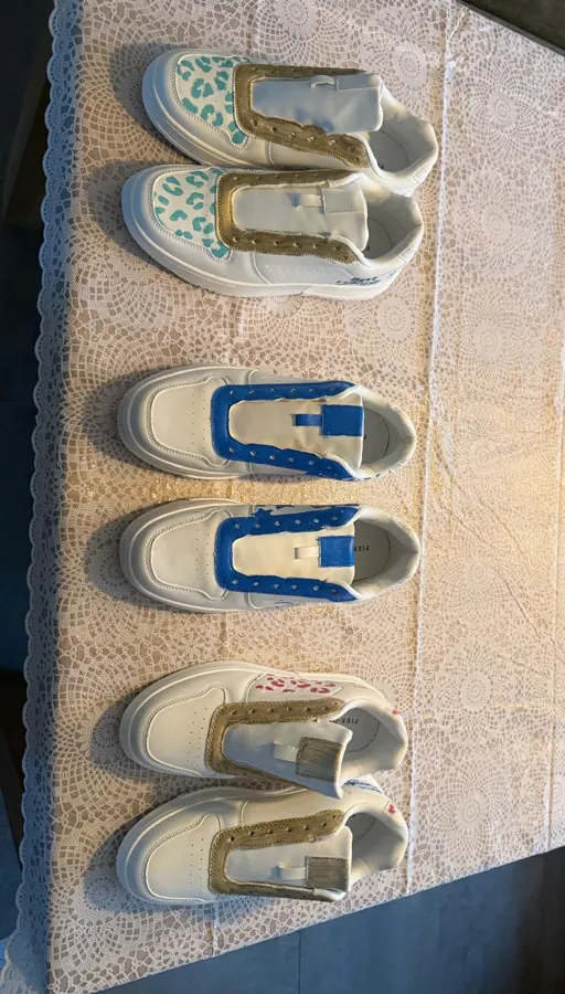 Zelf versierde kindersneakers na de workshop