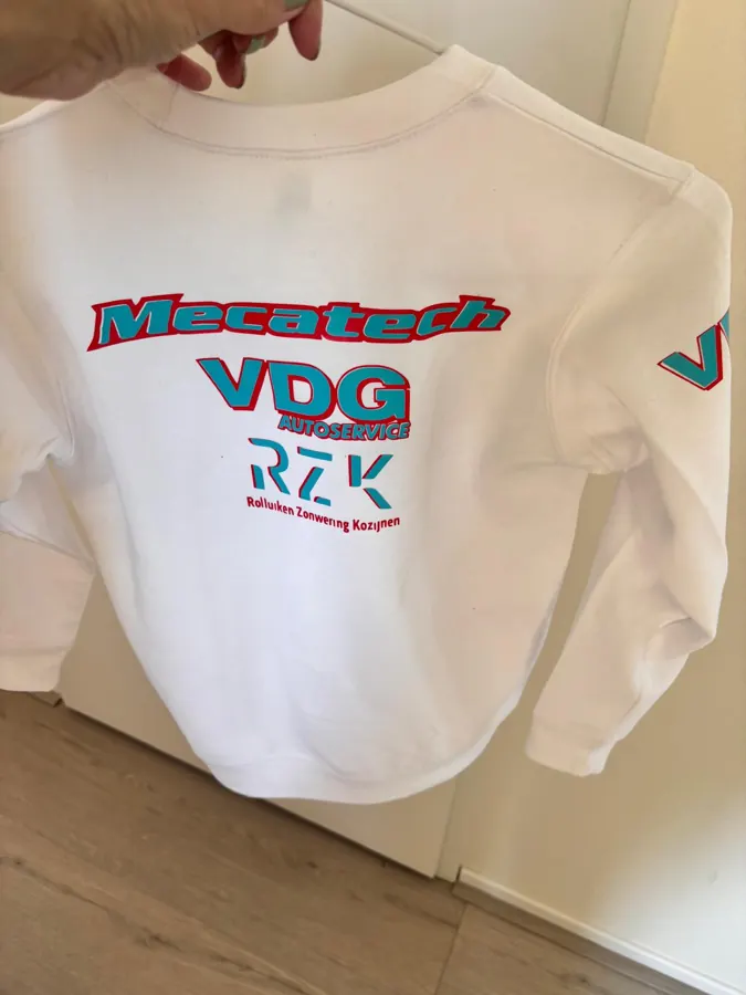 Witte kindertrui met sponsorlogo's