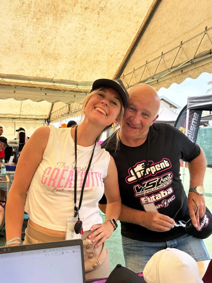 Blije klant met zijn nieuwe shirt bij de stand