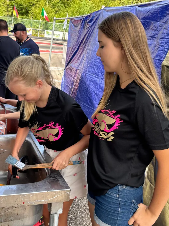 Twee meiden in zwarte shirts met roze opdruk