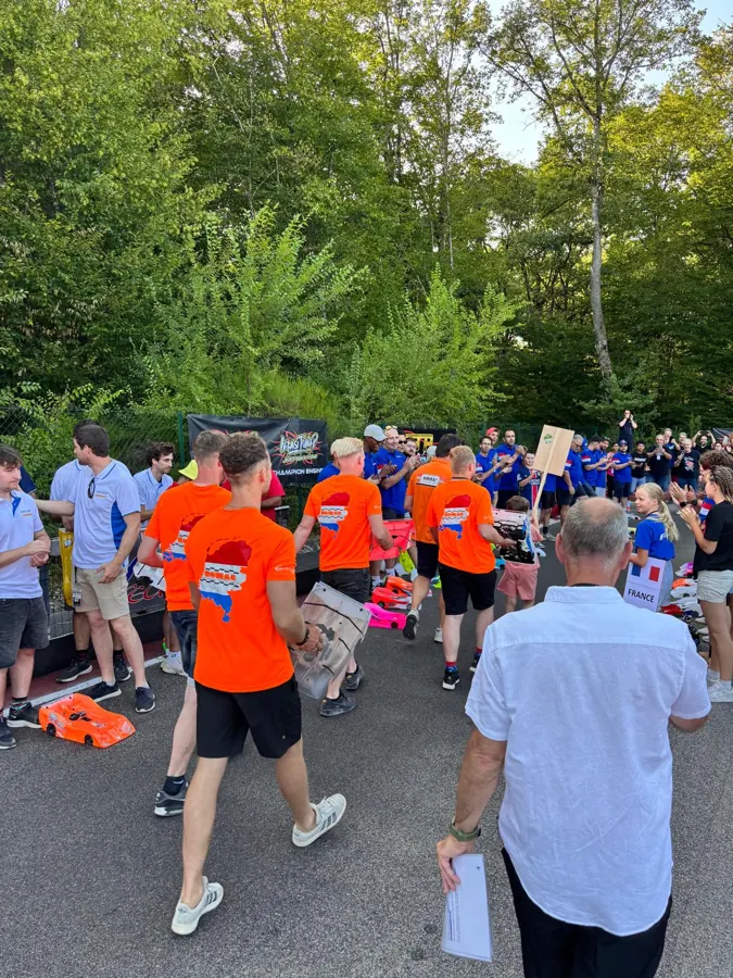 Oranje team loopt mee in de parade