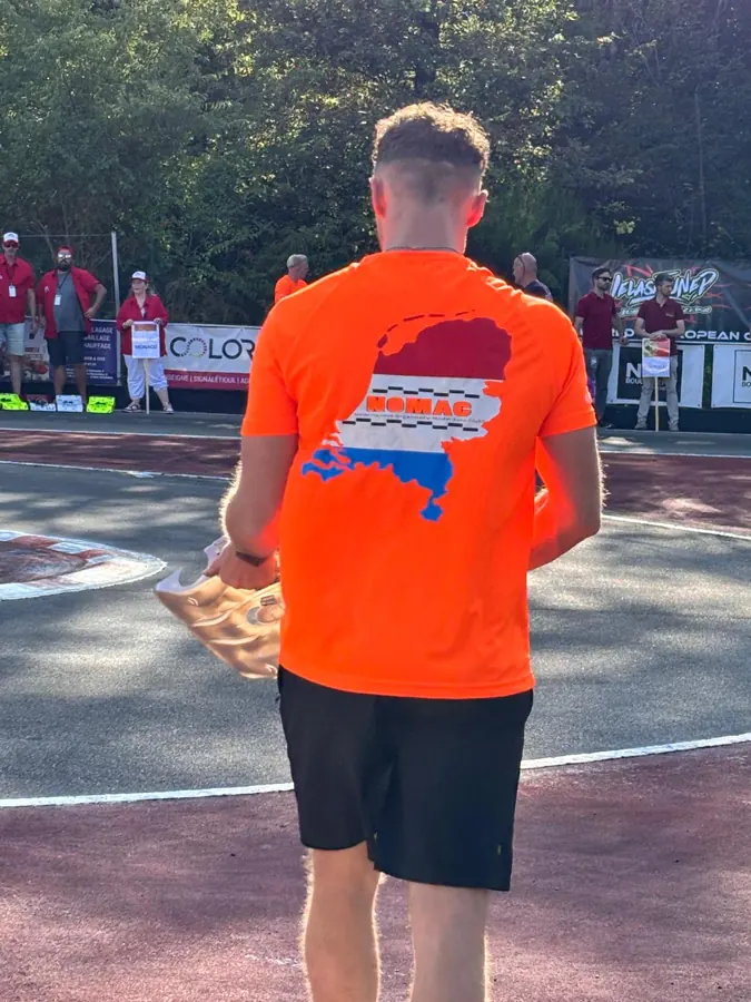 Oranje teamshirt met Nederland-opdruk op de rug