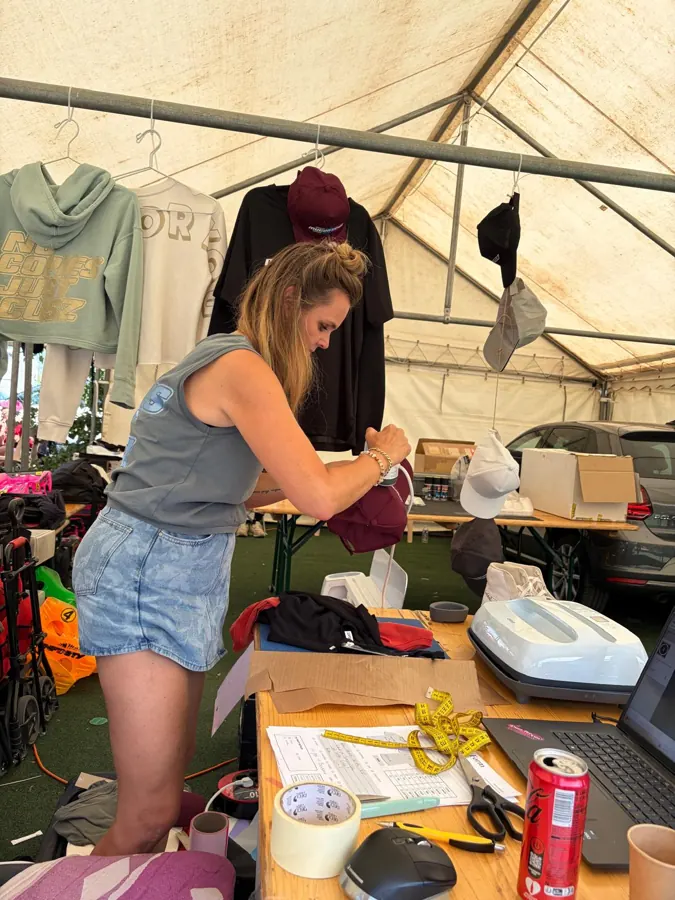 Een pet bedrukken in de tent