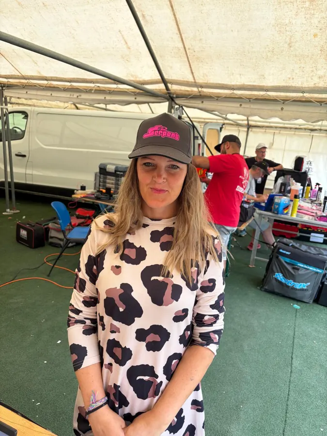 Bedrukte pet gedragen op een event