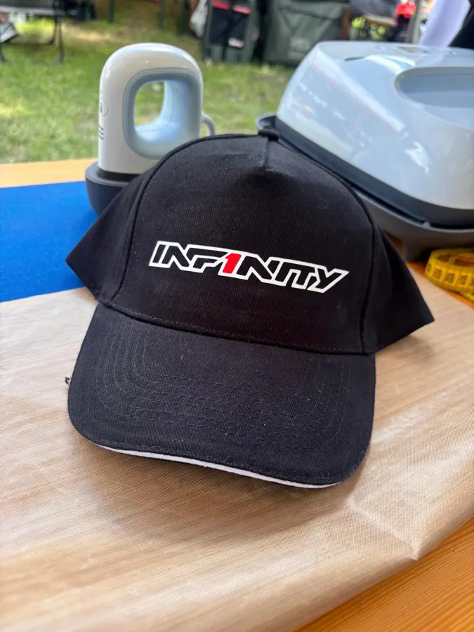 Zwarte pet met Infinity-logo
