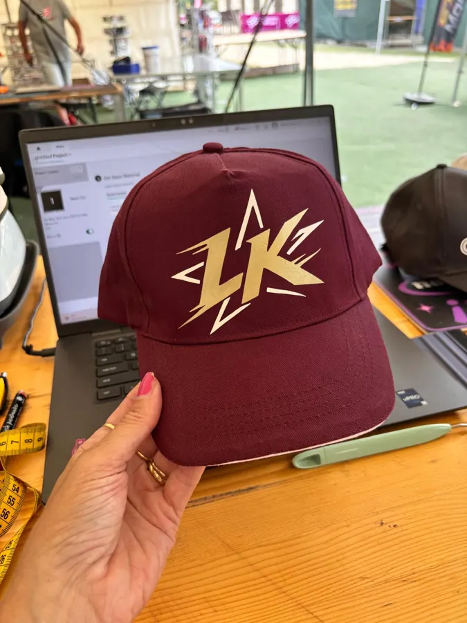Bordeauxrode pet met gouden LK-logo