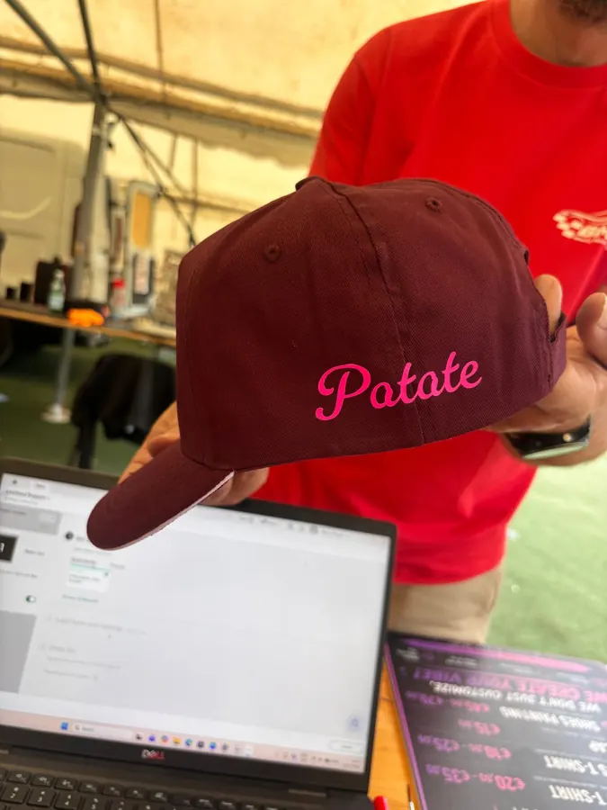 Bordeauxrode pet met roze naam