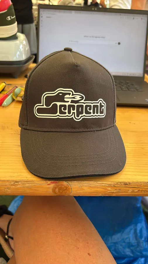 Zwarte pet met Serpent-logo