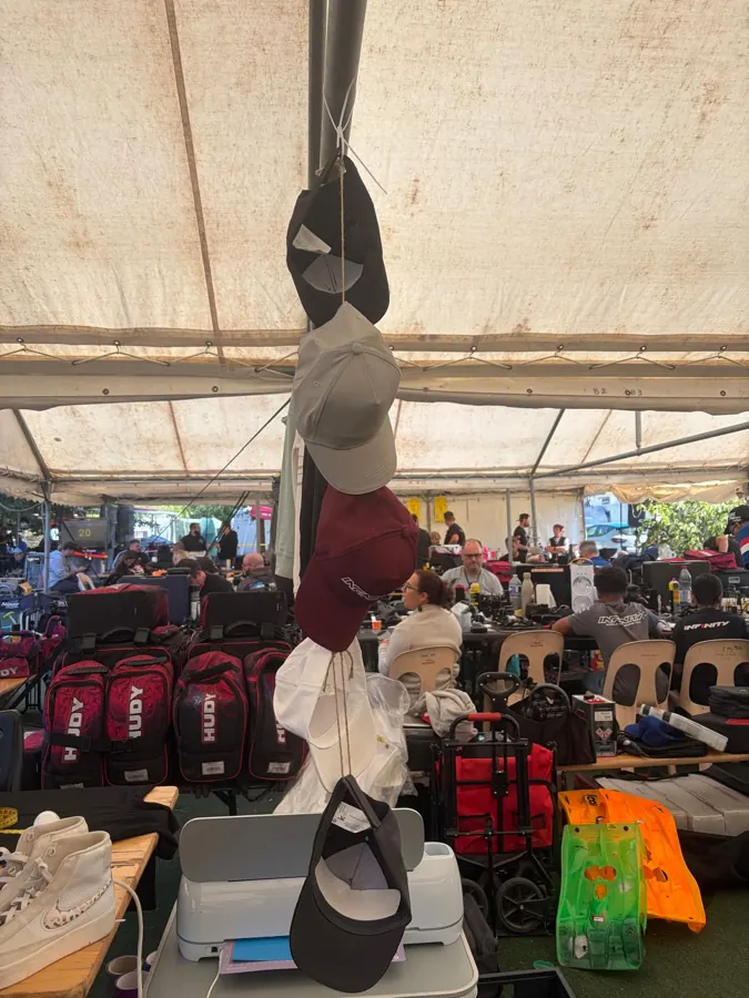 Bedrukte petten hangen in de tent