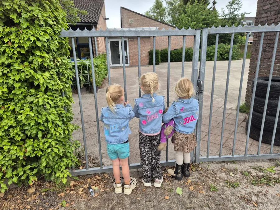 Drie peuters in bijpassende shirts, rugzijde