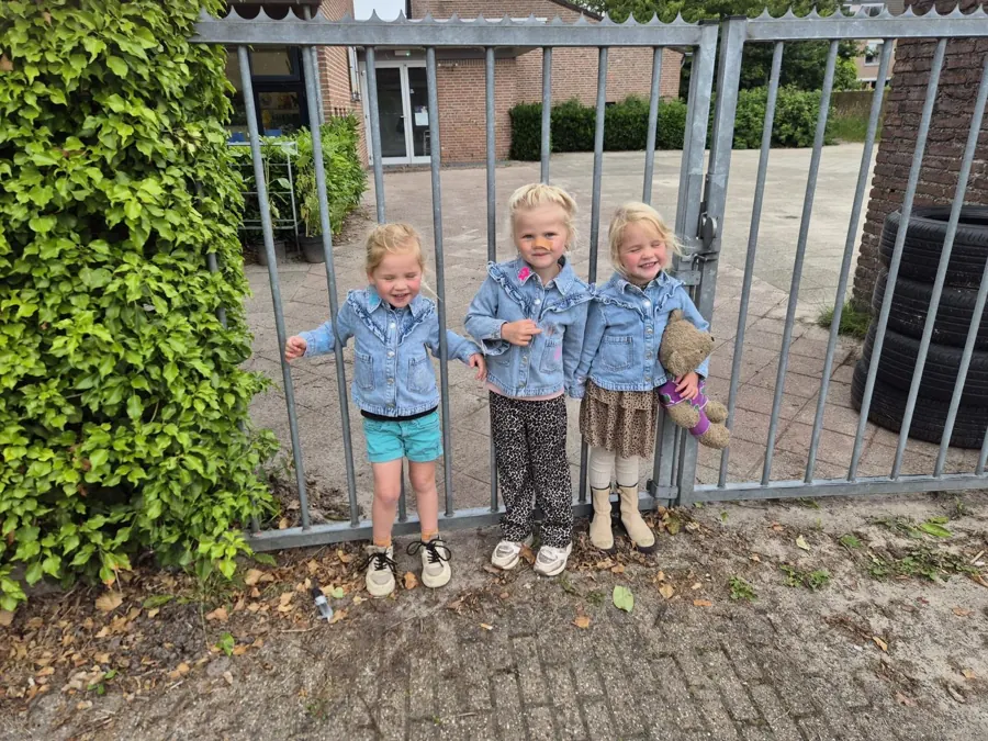 Drie peuters in bijpassende shirts