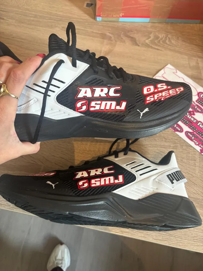 Puma-sneakers met ARC- en sponsorlogo's
