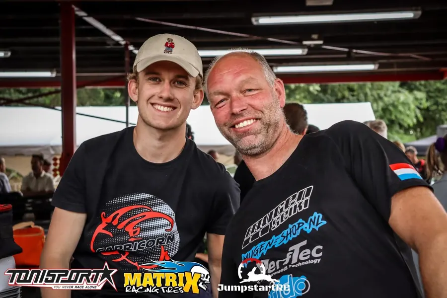 Twee racers in custom shirts op een event