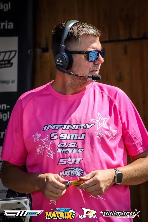 Roze raceshirt met sponsorlogo's
