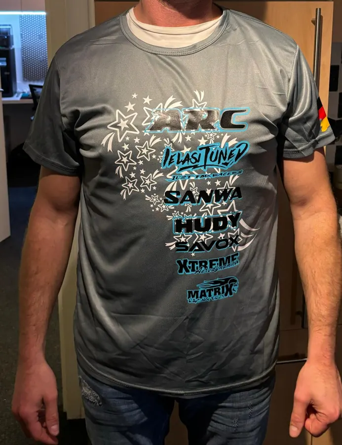 Grijs raceshirt met sponsorlogo's op de voorkant