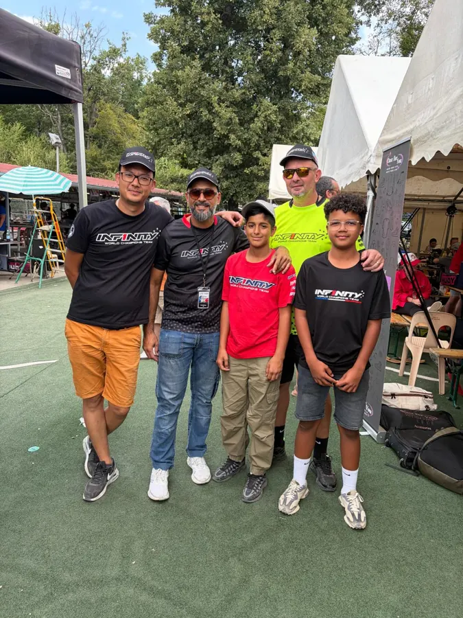Raceteam met kinderen in teamshirts