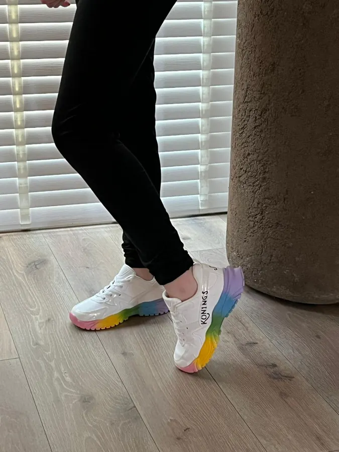 Regenboogsneakers met naam op de zijkant