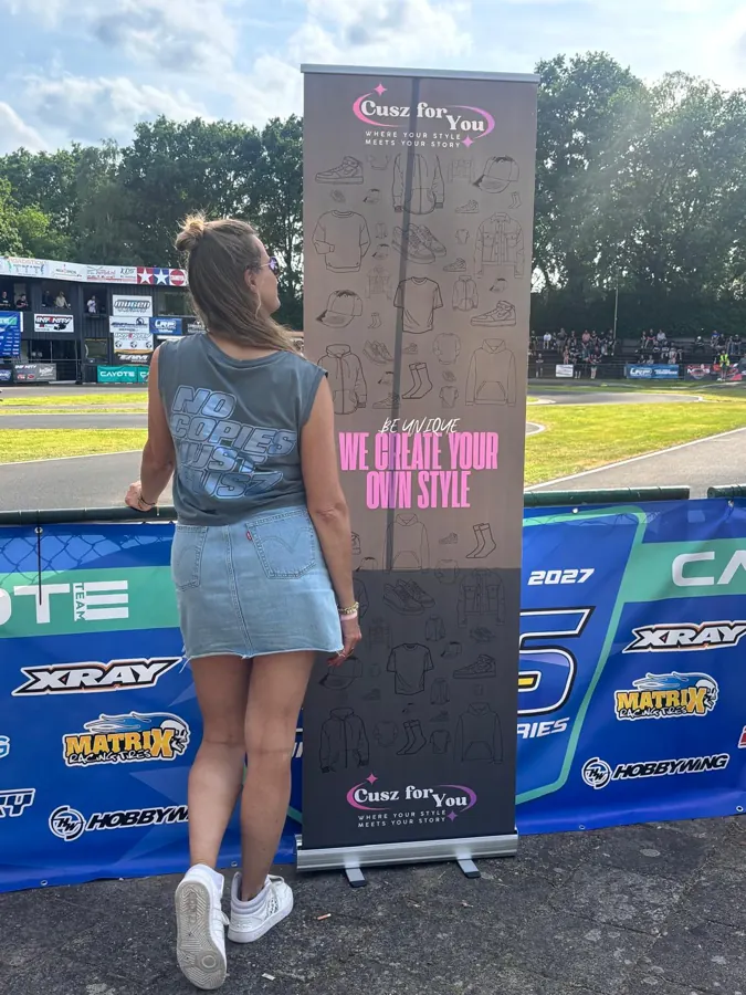 Custom top naast de roll-up op het circuit