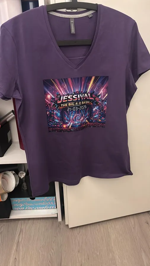 Paars shirt met festivalprint