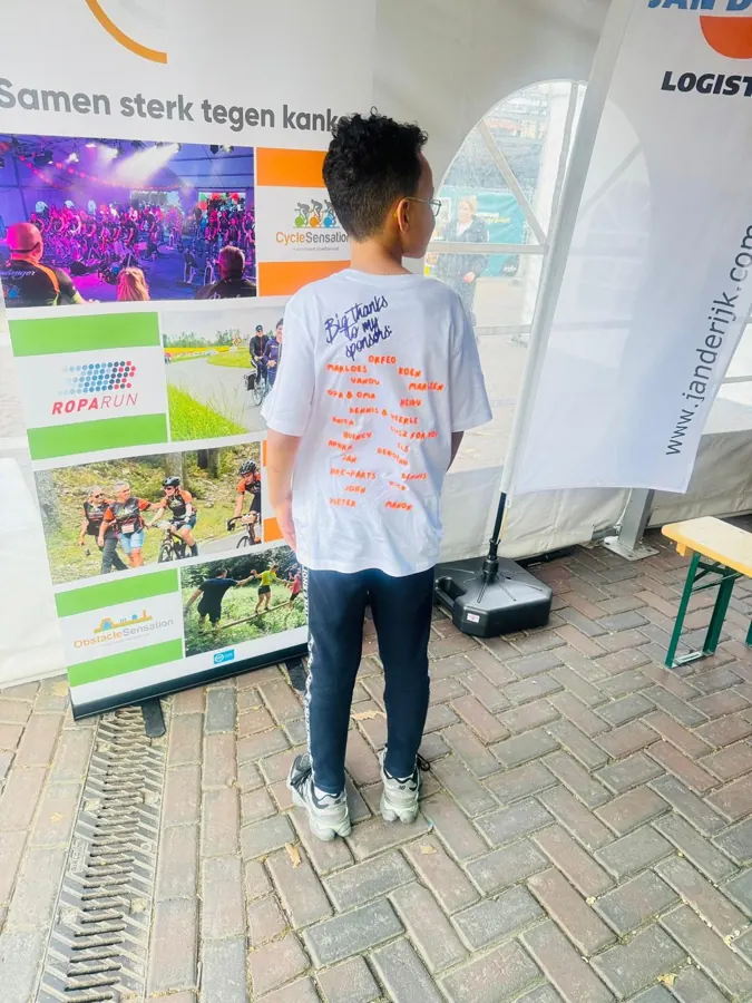 Shirt voor een goed doel met namen op de rug