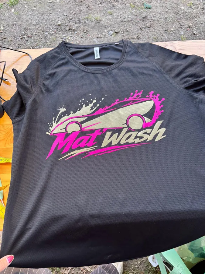 Zwart shirt met roze Mat'wash-opdruk