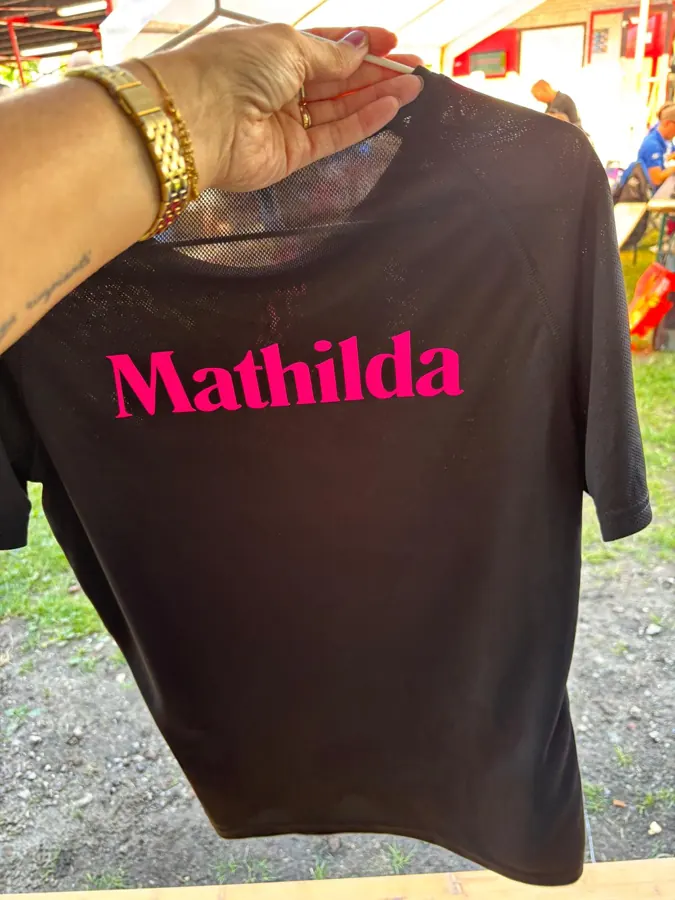Zwart shirt met een naam in roze letters