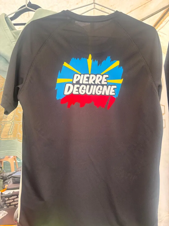 Zwart shirt met kleurrijke naamopdruk op de rug