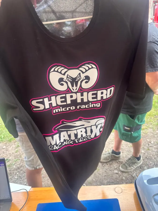 Zwart shirt met roze Shepherd- en Matrix-logo's