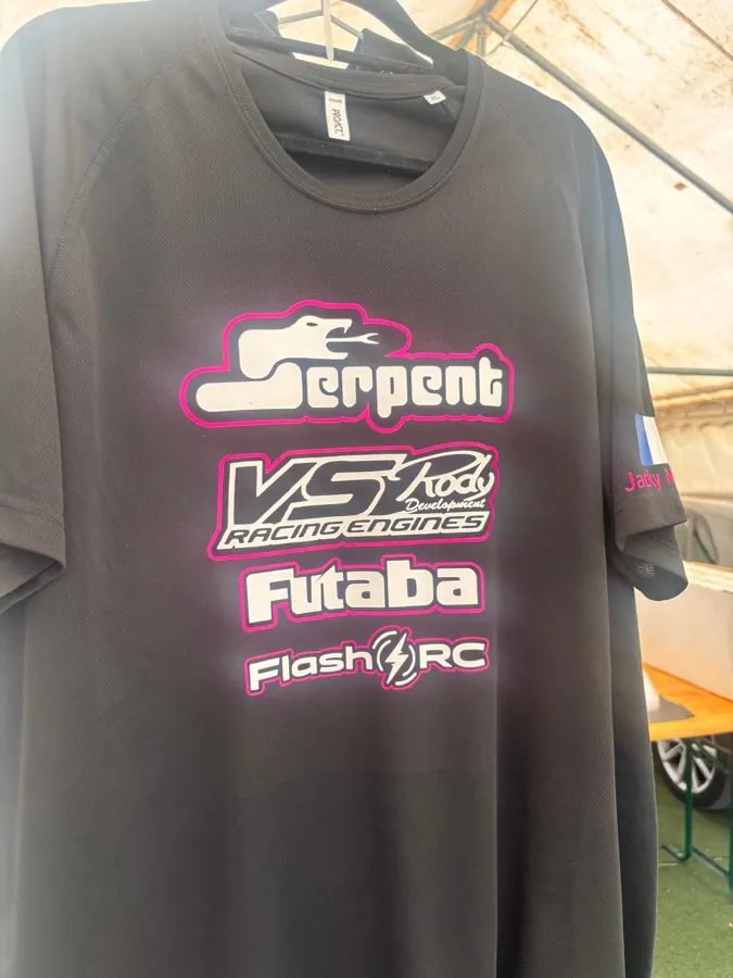 Zwart shirt met roze en witte sponsorlogo's