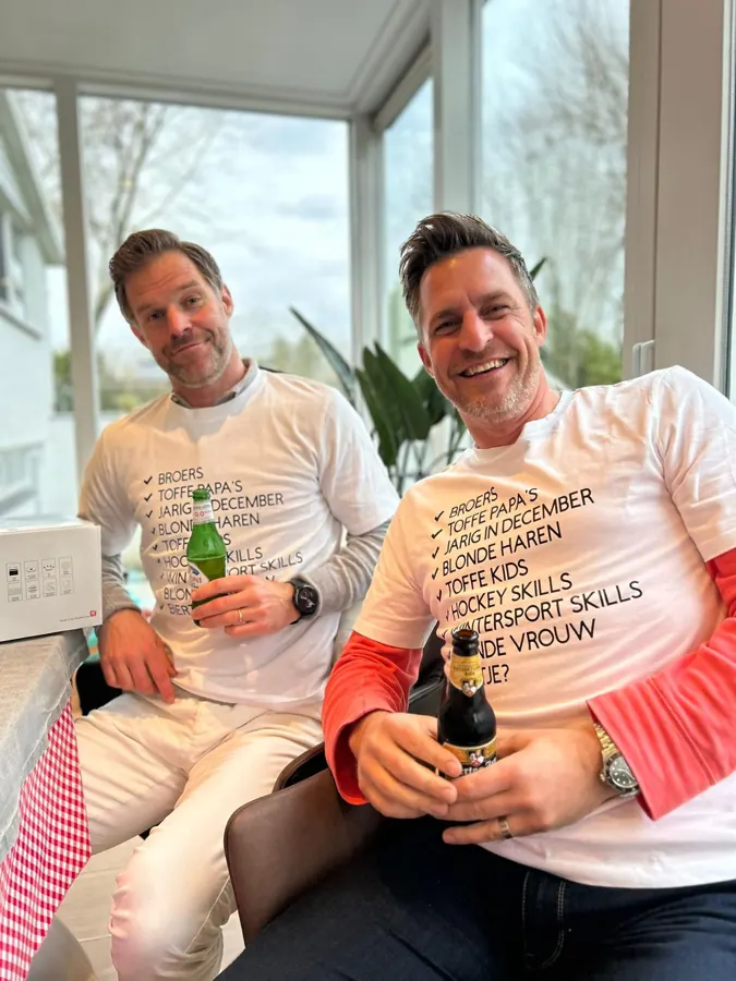 Twee broers in shirts met een grappig lijstje