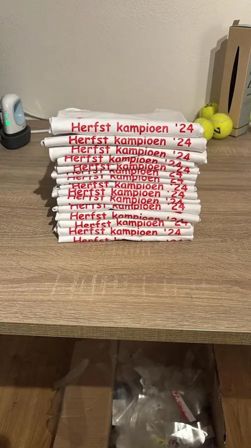 Stapel shirts met Herfstkampioen-opdruk