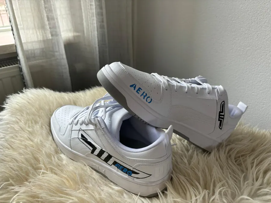 Witte sneakers met sportief zijdesign