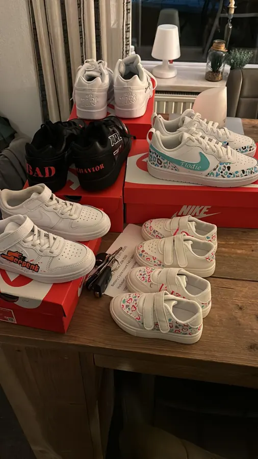 Verschillende custom sneakers op de dozen