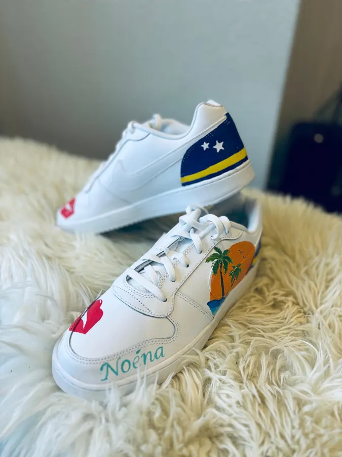 Sneakers met Curaçao-vlag en palmboom