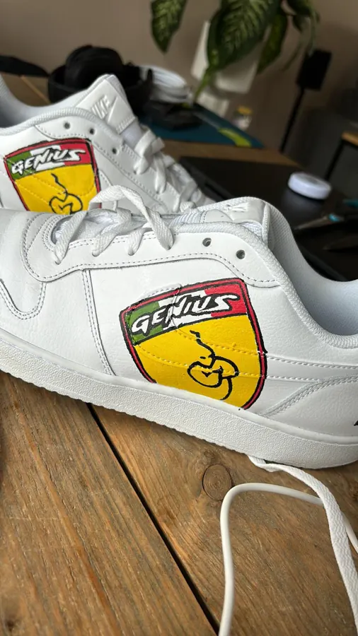 Witte sneakers met geel clublogo