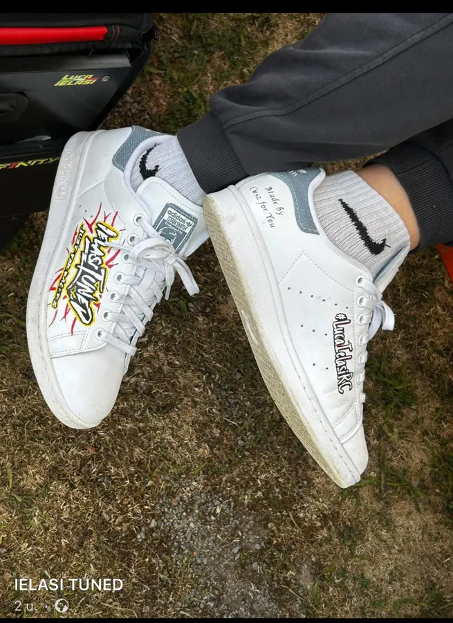 Sneakers met graffiti-tekst op het gras