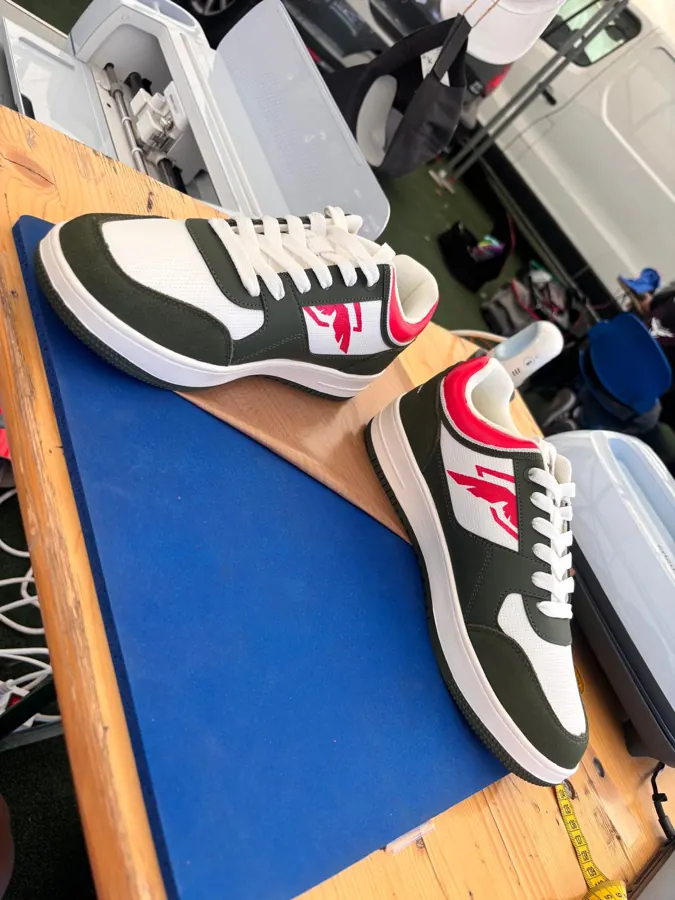 Custom sneakers in groen, wit en rood